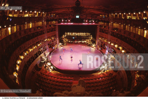 Caption: Nome: ..OCEAN..Descrizione: ..DANZA BALLETTO / ULTIMO SPETTACOLO PRIMA DELLINCENDIO COREOGRAFO MERCE CUNNINGHAM / GRAN TEATRO LA FENICE VENEZIA..Credit: ..Graziano Arici/Rosebud2/..Costo: ..A..Nazione: ..ITALIA..Città: ..VENEZIA..Data: ..29/07/95..La cessione dei diritti di questa immagine si intende per quanto di nostra competenza. Non comprende invece le eventuali spese  relative a diritti che potranno essere richiesti dagli Enti o persone fisiche cui appartengono eventualmente i soggetti  ripresi. Tali costi, ove necessari, e l’espletamento di qualsivoglia pratica di richiesta di concessione del permesso di pubblicazione sono esclusivamente a carico e a cura del soggetto acquirente di questa immagine.