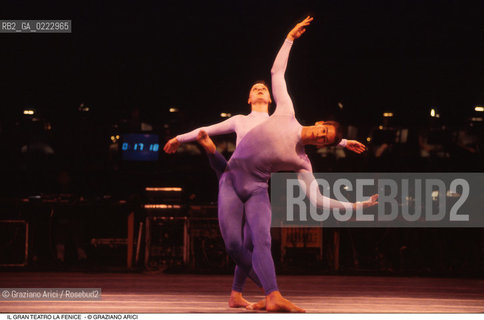 Caption: Nome: ..OCEAN..Descrizione: ..DANZA BALLETTO / ULTIMO SPETTACOLO PRIMA DELLINCENDIO COREOGRAFO MERCE CUNNINGHAM / GRAN TEATRO LA FENICE VENEZIA..Credit: ..Graziano Arici/Rosebud2/..Costo: ..A..Nazione: ..ITALIA..Città: ..VENEZIA..Data: ..29/07/95..La cessione dei diritti di questa immagine si intende per quanto di nostra competenza. Non comprende invece le eventuali spese  relative a diritti che potranno essere richiesti dagli Enti o persone fisiche cui appartengono eventualmente i soggetti  ripresi. Tali costi, ove necessari, e l’espletamento di qualsivoglia pratica di richiesta di concessione del permesso di pubblicazione sono esclusivamente a carico e a cura del soggetto acquirente di questa immagine.