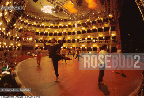 Caption: Nome: ..OCEAN..Descrizione: ..DANZA BALLETTO / PROVE ULTIMO SPETTACOLO PRIMA DELLINCENDIO COREOGRAFO MERCE CUNNINGHAM / GRAN TEATRO LA FENICE VENEZIA..Credit: ..Graziano Arici/Rosebud2/..Costo: ..A..Nazione: ..ITALIA..Città: ..VENEZIA..Data: ..29/07/95..La cessione dei diritti di questa immagine si intende per quanto di nostra competenza. Non comprende invece le eventuali spese  relative a diritti che potranno essere richiesti dagli Enti o persone fisiche cui appartengono eventualmente i soggetti  ripresi. Tali costi, ove necessari, e l’espletamento di qualsivoglia pratica di richiesta di concessione del permesso di pubblicazione sono esclusivamente a carico e a cura del soggetto acquirente di questa immagine.