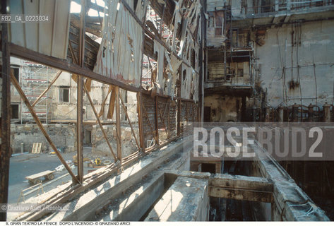 Caption: Nome: ..GRAN TEATRO LA FENICE..Descrizione: ..IL SIPARIO DOPO LINCENDIO / VENEZIA..Credit: ..Graziano Arici/Rosebud2/..Costo: ..A..Nazione: ..ITALIA..Città: ..VENEZIA..Data: ..1996