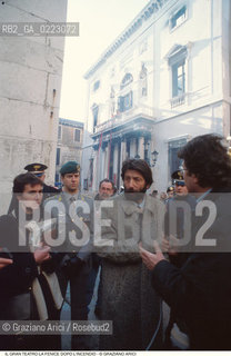 Caption: Nome: ..GRAN TEATRO LA FENICE..Descrizione: ..DOPO LINCENDIO / IL SINDACO MASSIMO CACCIARI CON GIORNALISTI / VENEZIA..Credit: ..Graziano Arici/Rosebud2/..Costo: ..A..Nazione: ..ITALIA..Città: ..VENEZIA..Data: ..30/01/1996