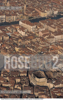 Caption: Localizzazione:..VENEZIA..Oggetto:..Soggetto:..SESTIERE DI S. MARCO / FENICE INCENDIO PIAZZA SAN MARCO..Cronologia: ....Definizione Culturale:..   Autore: ....   Stile:....   Editori/Stampatori:..   Committenza:..Materia e Tecnica:....Collocazione:..Note:..MONUMENTALE DALL ALTO AEREA..Riproduzione Fotografica:..Graziano Arici/Rosebud2 .Copyright:..Graziano Arici/Rosebud2 .Data:..1996..Costo:..A