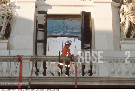 Caption: Nome: ..GRAN TEATRO LA FENICE..Descrizione: ..IL TEATRO IL GIORNO DOPO LINCENDIO / VENEZIA..Credit: ..Graziano Arici/Rosebud2/..Costo: ..B..Nazione: ..ITALIA..Città: ..VENEZIA..Data: ..30/01/1996