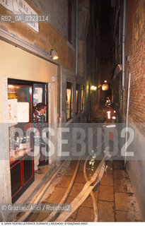 Caption: Nome: ..GRAN TEATRO LA FENICE..Descrizione: ..IL TEATRO IL GIORNO DURANTE LINCENDIO / VENEZIA..Credit: ..Graziano Arici/Rosebud2/..Costo: ..B..Nazione: ..ITALIA..Città: ..VENEZIA..Data: ..29/01/1996