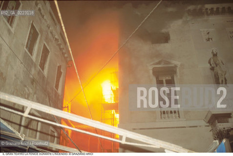 Caption: Nome: ..GRAN TEATRO LA FENICE..Descrizione: ..IL TEATRO IL GIORNO DURANTE LINCENDIO / VENEZIA..Credit: ..Graziano Arici/Rosebud2/..Costo: ..B..Nazione: ..ITALIA..Città: ..VENEZIA..Data: ..29/01/1996