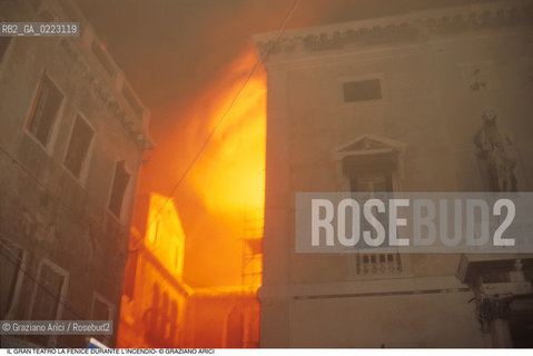 Caption: Nome: ..GRAN TEATRO LA FENICE..Descrizione: ..IL TEATRO IL GIORNO DURANTE LINCENDIO / VENEZIA..Credit: ..Graziano Arici/Rosebud2/..Costo: ..B..Nazione: ..ITALIA..Città: ..VENEZIA..Data: ..29/01/1996
