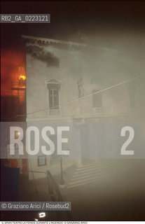 Caption: Nome: ..GRAN TEATRO LA FENICE..Descrizione: ..IL TEATRO IL GIORNO DURANTE LINCENDIO / VENEZIA..Credit: ..Graziano Arici/Rosebud2/..Costo: ..B..Nazione: ..ITALIA..Città: ..VENEZIA..Data: ..29/01/1996