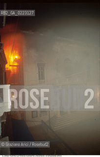Caption: Nome: ..GRAN TEATRO LA FENICE..Descrizione: ..IL TEATRO IL GIORNO DURANTE LINCENDIO / VENEZIA..Credit: ..Graziano Arici/Rosebud2/..Costo: ..B..Nazione: ..ITALIA..Città: ..VENEZIA..Data: ..29/01/1996