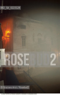 Caption: Nome: ..GRAN TEATRO LA FENICE..Descrizione: ..IL TEATRO IL GIORNO DURANTE LINCENDIO / VENEZIA..Credit: ..Graziano Arici/Rosebud2/..Costo: ..B..Nazione: ..ITALIA..Città: ..VENEZIA..Data: ..29/01/1996