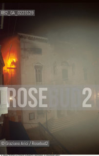 Caption: Nome: ..GRAN TEATRO LA FENICE..Descrizione: ..IL TEATRO IL GIORNO DURANTE LINCENDIO / VENEZIA..Credit: ..Graziano Arici/Rosebud2/..Costo: ..B..Nazione: ..ITALIA..Città: ..VENEZIA..Data: ..29/01/1996
