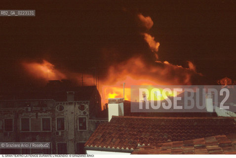 Caption: Nome: ..GRAN TEATRO LA FENICE..Descrizione: ..IL TEATRO IL GIORNO DURANTE LINCENDIO / VENEZIA..Credit: ..Graziano Arici/Rosebud2/..Costo: ..B..Nazione: ..ITALIA..Città: ..VENEZIA..Data: ..29/01/1996