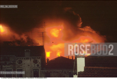 Caption: Nome: ..GRAN TEATRO LA FENICE..Descrizione: ..IL TEATRO IL GIORNO DURANTE LINCENDIO / VENEZIA..Credit: ..Graziano Arici/Rosebud2/..Costo: ..B..Nazione: ..ITALIA..Città: ..VENEZIA..Data: ..29/01/1996