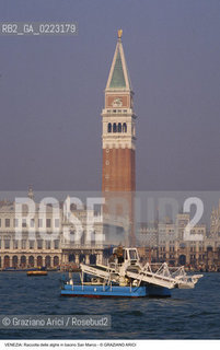 Localizzazione:..VENEZIA..Oggetto:..Soggetto:..RACCOLTA DELLE ALGHE IN BACINO SAN MARCO / CONSORZIO VENEZIA NUOVA..Cronologia: ..Definizione Culturale:..   Autore: ..   Stile: ..   Editori/Stampatori:..   Committenza:..Materia e Tecnica:..Collocazione:..Note:..PROBLEMI INQUINAMENTO..Riproduzione Fotografica:..Graziano Arici/Rosebud2 .Copyright:..Graziano Arici/Rosebud2 .Data:..1990..Costo:..A..