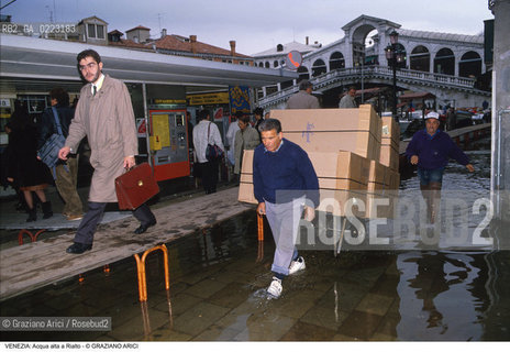 Localizzazione:..VENEZIA / S. MARCO..Oggetto:..Soggetto:..ACQUA ALTA / PONTE DI RIALTO / MAREA..Cronologia: ..Definizione Culturale:..   Autore: ..   Stile: ..   Editori/Stampatori:..   Committenza:..Materia e Tecnica:..Collocazione:..Note:..PROBLEMI..Riproduzione Fotografica:..Graziano Arici/Rosebud2 .Copyright:..Graziano Arici/Rosebud2 .Data:..1985..Costo:..A..