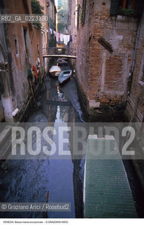 Localizzazione:..VENEZIA..Oggetto:..Soggetto:..BASSA MAREA ECCEZIONALE NEI CANALI..Cronologia: ..Definizione Culturale:..   Autore: ..   Stile: ..   Editori/Stampatori:..   Committenza:..Materia e Tecnica:..Collocazione:..Note:..PROBLEMI..Riproduzione Fotografica:..Graziano Arici/Rosebud2 .Copyright:..Graziano Arici/Rosebud2 .Data:..1989..Costo:..A..