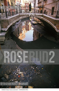 Localizzazione:..VENEZIA..Oggetto:..Soggetto:..BASSA MAREA ECCEZIONALE NEI CANALI..Cronologia: ..Definizione Culturale:..   Autore: ..   Stile: ..   Editori/Stampatori:..   Committenza:..Materia e Tecnica:..Collocazione:..Note:..PROBLEMI..Riproduzione Fotografica:..Graziano Arici/Rosebud2 .Copyright:..Graziano Arici/Rosebud2 .Data:..1989..Costo:..A..