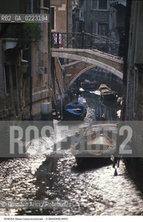 Localizzazione:..VENEZIA..Oggetto:..Soggetto:..BASSA MAREA ECCEZIONALE NEI CANALI..Cronologia: ..Definizione Culturale:..   Autore: ..   Stile: ..   Editori/Stampatori:..   Committenza:..Materia e Tecnica:..Collocazione:..Note:..PROBLEMI..Riproduzione Fotografica:..Graziano Arici/Rosebud2 .Copyright:..Graziano Arici/Rosebud2 .Data:..1989..Costo:..A..