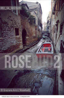 Localizzazione:..VENEZIA..Oggetto:..Soggetto:..BASSA MAREA ECCEZIONALE NEI CANALI..Cronologia: ..Definizione Culturale:..   Autore: ..   Stile: ..   Editori/Stampatori:..   Committenza:..Materia e Tecnica:..Collocazione:..Note:..PROBLEMI..Riproduzione Fotografica:..Graziano Arici/Rosebud2 .Copyright:..Graziano Arici/Rosebud2 .Data:..1989..Costo:..A..