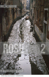 Localizzazione:..VENEZIA..Oggetto:..Soggetto:..BASSA MAREA ECCEZIONALE NEI CANALI..Cronologia: ..Definizione Culturale:..   Autore: ..   Stile: ..   Editori/Stampatori:..   Committenza:..Materia e Tecnica:..Collocazione:..Note:..PROBLEMI..Riproduzione Fotografica:..Graziano Arici/Rosebud2 .Copyright:..Graziano Arici/Rosebud2 .Data:..1989..Costo:..A..
