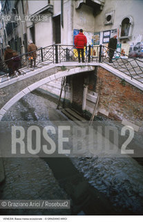 Localizzazione:..VENEZIA..Oggetto:..Soggetto:..BASSA MAREA ECCEZIONALE NEI CANALI..Cronologia: ..Definizione Culturale:..   Autore: ..   Stile: ..   Editori/Stampatori:..   Committenza:..Materia e Tecnica:..Collocazione:..Note:..PROBLEMI..Riproduzione Fotografica:..Graziano Arici/Rosebud2 .Copyright:..Graziano Arici/Rosebud2 .Data:..1989..Costo:..A..