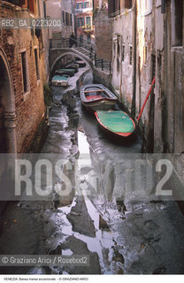 Localizzazione:..VENEZIA..Oggetto:..Soggetto:..BASSA MAREA ECCEZIONALE NEI CANALI..Cronologia: ..Definizione Culturale:..   Autore: ..   Stile: ..   Editori/Stampatori:..   Committenza:..Materia e Tecnica:..Collocazione:..Note:..PROBLEMI..Riproduzione Fotografica:..Graziano Arici/Rosebud2 .Copyright:..Graziano Arici/Rosebud2 .Data:..1989..Costo:..A..