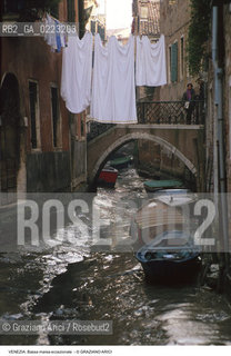 Localizzazione:..VENEZIA..Oggetto:..Soggetto:..BASSA MAREA ECCEZIONALE NEI CANALI..Cronologia: ..Definizione Culturale:..   Autore: ..   Stile: ..   Editori/Stampatori:..   Committenza:..Materia e Tecnica:..Collocazione:..Note:..PROBLEMI..Riproduzione Fotografica:..Graziano Arici/Rosebud2 .Copyright:..Graziano Arici/Rosebud2 .Data:..1989..Costo:..A..