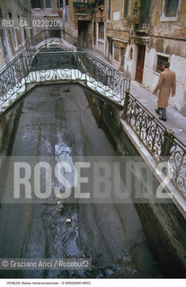 Localizzazione:..VENEZIA / CASTELLO..Oggetto:..Soggetto:..BASSA MAREA ECCEZIONALE NEI CANALI..Cronologia: ..Definizione Culturale:..   Autore: ..   Stile: ..   Editori/Stampatori:..   Committenza:..Materia e Tecnica:..Collocazione:..Note:..PROBLEMI..Riproduzione Fotografica:..Graziano Arici/Rosebud2 .Copyright:..Graziano Arici/Rosebud2 .Data:..1989..Costo:..A..