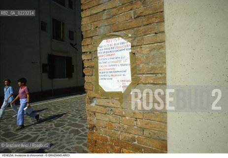 Localizzazione:..VENEZIA..Oggetto:..Soggetto:..INVASIONE DI CHIRONOMIDI..Cronologia: ..Definizione Culturale:..   Autore: ..   Stile: ..   Editori/Stampatori:..   Committenza:..Materia e Tecnica:..Collocazione:..Note:..PROBLEMI..Riproduzione Fotografica:..Graziano Arici/Rosebud2 .Copyright:..Graziano Arici/Rosebud2 .Data:..1985..Costo:..A