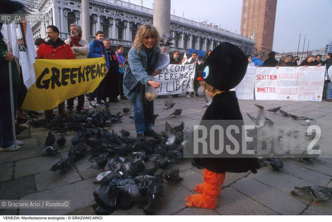 Localizzazione:..VENEZIA / S. MARCO..Oggetto:..Soggetto:..MANIFESTAZIONE ECOLOGISTA CONTRO LO STERMINIO DEI COLOMBI / GREENPEACE / PIAZZA SAN MARCO..Cronologia: ..Definizione Culturale:..   Autore: ..   Stile: ..   Editori/Stampatori:..   Committenza:..Materia e Tecnica:..Collocazione:..Note:..PROBLEMI INQUINAMENTO ECOLOGIA..Riproduzione Fotografica:..Graziano Arici/Rosebud2 .Copyright:..Graziano Arici/Rosebud2 .Data:..1999..Costo:..A