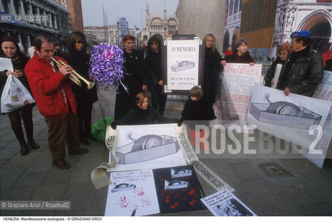 Localizzazione:..VENEZIA / S. MARCO..Oggetto:..Soggetto:..MANIFESTAZIONE ECOLOGISTA CONTRO LO STERMINIO DEI COLOMBI / PIAZZA SAN MARCO..Cronologia: ..Definizione Culturale:..   Autore: ..   Stile: ..   Editori/Stampatori:..   Committenza:..Materia e Tecnica:..Collocazione:..Note:..PROBLEMI INQUINAMENTO ECOLOGIA..Riproduzione Fotografica:..Graziano Arici/Rosebud2 .Copyright:..Graziano Arici/Rosebud2 .Data:..1999..Costo:..A