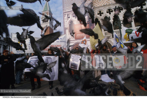 Localizzazione:..VENEZIA / S. MARCO..Oggetto:..Soggetto:..MANIFESTAZIONE ECOLOGISTA CONTRO LO STERMINIO DEI COLOMBI / PIAZZA SAN MARCO..Cronologia: ..Definizione Culturale:..   Autore: ..   Stile: ..   Editori/Stampatori:..   Committenza:..Materia e Tecnica:..Collocazione:..Note:..PROBLEMI INQUINAMENTO ECOLOGIA..Riproduzione Fotografica:..Graziano Arici/Rosebud2 .Copyright:..Graziano Arici/Rosebud2 .Data:..1999..Costo:..A