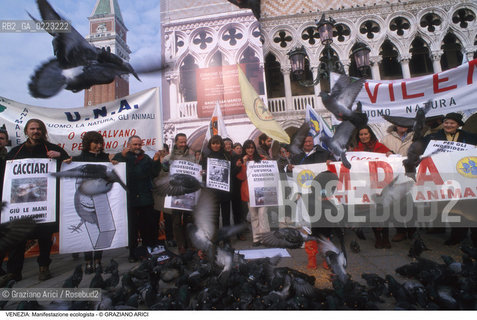 Localizzazione:..VENEZIA / S. MARCO..Oggetto:..Soggetto:..MANIFESTAZIONE ECOLOGISTA CONTRO LO STERMINIO DEI COLOMBI / PIAZZA SAN MARCO..Cronologia: ..Definizione Culturale:..   Autore: ..   Stile: ..   Editori/Stampatori:..   Committenza:..Materia e Tecnica:..Collocazione:..Note:..PROBLEMI INQUINAMENTO ECOLOGIA..Riproduzione Fotografica:..Graziano Arici/Rosebud2 .Copyright:..Graziano Arici/Rosebud2 .Data:..1999..Costo:..A