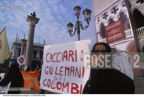 Localizzazione:..VENEZIA / S. MARCO..Oggetto:..Soggetto:..MANIFESTAZIONE ECOLOGISTA CONTRO LO STERMINIO DEI COLOMBI / PIAZZA SAN MARCO..Cronologia: ..Definizione Culturale:..   Autore: ..   Stile: ..   Editori/Stampatori:..   Committenza:..Materia e Tecnica:..Collocazione:..Note:..PROBLEMI INQUINAMENTO ECOLOGIA..Riproduzione Fotografica:..Graziano Arici/Rosebud2 .Copyright:..Graziano Arici/Rosebud2 .Data:..1999..Costo:..A