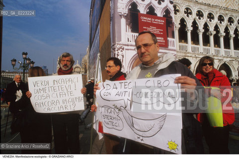 Localizzazione:..VENEZIA / S. MARCO..Oggetto:..Soggetto:..MANIFESTAZIONE ECOLOGISTA CONTRO LO STERMINIO DEI COLOMBI / PIAZZA SAN MARCO..Cronologia: ..Definizione Culturale:..   Autore: ..   Stile: ..   Editori/Stampatori:..   Committenza:..Materia e Tecnica:..Collocazione:..Note:..PROBLEMI INQUINAMENTO ECOLOGIA..Riproduzione Fotografica:..Graziano Arici/Rosebud2 .Copyright:..Graziano Arici/Rosebud2 .Data:..1999..Costo:..A