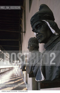 Localizzazione:..VENEZIA / S. MARCO..Oggetto:..Soggetto:..DEGRADO MONUMENTALE / LOGGIATO DI PALAZZO DUCALE..Cronologia: ..Definizione Culturale:..   Autore: ..   Stile: ..   Editori/Stampatori:..   Committenza:..Materia e Tecnica:..Collocazione:..Note:..PROBLEMI INQUINAMENTO..Riproduzione Fotografica:..Graziano Arici/Rosebud2 .Copyright:..Graziano Arici/Rosebud2 .Data:..1985..Costo:..A..