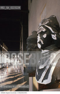 Localizzazione:..VENEZIA / S. MARCO..Oggetto:..Soggetto:..DEGRADO MONUMENTALE / LOGGIATO DI PALAZZO DUCALE..Cronologia: ..Definizione Culturale:..   Autore: ..   Stile: ..   Editori/Stampatori:..   Committenza:..Materia e Tecnica:..Collocazione:..Note:..PROBLEMI INQUINAMENTO..Riproduzione Fotografica:..Graziano Arici/Rosebud2 .Copyright:..Graziano Arici/Rosebud2 .Data:..1985..Costo:..A..