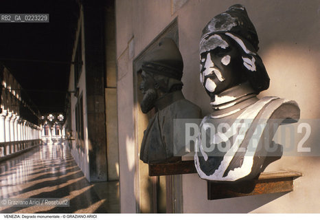 Localizzazione:..VENEZIA/ S. MARCO..Oggetto:..Soggetto:..DEGRADO MONUMENTALE / LOGGIATO DI PALAZZO DUCALE..Cronologia: ..Definizione Culturale:..   Autore: ..   Stile: ..   Editori/Stampatori:..   Committenza:..Materia e Tecnica:..Collocazione:..Note:..PROBLEMI INQUINAMENTO..Riproduzione Fotografica:..Graziano Arici/Rosebud2 .Copyright:..Graziano Arici/Rosebud2 .Data:..1985..Costo:..A