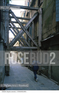 Localizzazione:..VENEZIA CANNAREGIO..Oggetto:..Soggetto:..DEGRADO URBANO GHETTO..Cronologia: ..Definizione Culturale:..   Autore: ..   Stile: ..   Editori/Stampatori:..   Committenza:..Materia e Tecnica:..Collocazione:..Note:..PROBLEMI..Riproduzione Fotografica:..Graziano Arici/Rosebud2 .Copyright:..Graziano Arici/Rosebud2 .Data:..1985..Costo:..A..