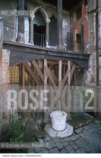 Localizzazione:..VENEZIA / S. MARCO..Oggetto:..Soggetto:..DEGRADO URBANO / PALAZZO FORTUNY..Cronologia: ..Definizione Culturale:..   Autore: ..   Stile: ..   Editori/Stampatori:..   Committenza:..Materia e Tecnica:..Collocazione:..Note:..PROBLEMI..Riproduzione Fotografica:..Graziano Arici/Rosebud2 .Copyright:..Graziano Arici/Rosebud2 .Data:..1985..Costo:..A..