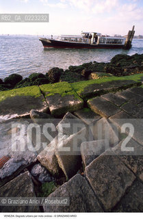 Localizzazione:..VENEZIA / ISOLA DI S. MICHELE..Oggetto:..Soggetto:..DEGRADO URBANO / MOTO ONDOSO..Cronologia: ..Definizione Culturale:..   Autore: ..   Stile: ..   Editori/Stampatori:..   Committenza:..Materia e Tecnica:..Collocazione:..Note:..PROBLEMI CIMITERO..Riproduzione Fotografica:..Graziano Arici/Rosebud2 .Copyright:..Graziano Arici/Rosebud2 .Data:..1985..Costo:..A..