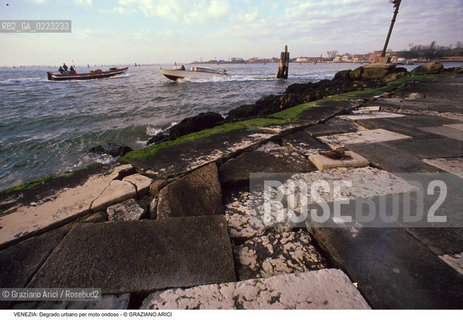 Localizzazione:..VENEZIA / ISOLA DI S. MICHELE..Oggetto:..Soggetto:..DEGRADO URBANO / MOTO ONDOSO..Cronologia: ..Definizione Culturale:..   Autore: ..   Stile: ..   Editori/Stampatori:..   Committenza:..Materia e Tecnica:..Collocazione:..Note:..PROBLEMI CIMITERO..Riproduzione Fotografica:..Graziano Arici/Rosebud2 .Copyright:..Graziano Arici/Rosebud2 .Data:..1985..Costo:..A..