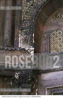 Localizzazione:..VENEZIA / S. MARCO..Oggetto:..Soggetto:..DEGRADO MONUMENTALE / BASILICA DI SAN MARCO..Cronologia: ..Definizione Culturale:..   Autore: ..   Stile: ..   Editori/Stampatori:..   Committenza:..Materia e Tecnica:..Collocazione:..Note:..PROBLEMI INQUINAMENTO..Riproduzione Fotografica:..Graziano Arici/Rosebud2 .Copyright:..Graziano Arici/Rosebud2 .Data:..1985..Costo:..A..