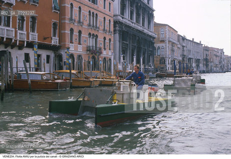 Localizzazione:..VENEZIA..Oggetto:..Soggetto:..FLOTTA AMIU PER LA PULIZIA DEI CANALI / CANAL GRANDE..Cronologia: ..Definizione Culturale:..   Autore: ..   Stile: ..   Editori/Stampatori:..   Committenza:..Materia e Tecnica:..Collocazione:..Note:..PROBLEMI INQUINAMENTO IMMONDIZIE..Riproduzione Fotografica:..Graziano Arici/Rosebud2 .Copyright:..Graziano Arici/Rosebud2 .Data:..1988..Costo:..A