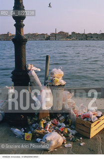 Localizzazione:..VENEZIA..Oggetto:..Soggetto:..IMMONDIZIE..Cronologia: ..Definizione Culturale:..   Autore: ..   Stile: ..   Editori/Stampatori:..   Committenza:..Materia e Tecnica:..Collocazione:..Note:..PROBLEMI DEGRADO URBANO..Riproduzione Fotografica:..Graziano Arici/Rosebud2 .Copyright:..Graziano Arici/Rosebud2 .Data:..1990..Costo:..A