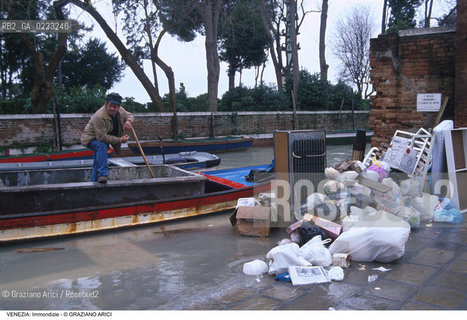 Localizzazione:..VENEZIA / CASTELLO..Oggetto:..Soggetto:..IMMONDIZIE..Cronologia: ..Definizione Culturale:..   Autore: ..   Stile: ..   Editori/Stampatori:..   Committenza:..Materia e Tecnica:..Collocazione:..Note:..PROBLEMI INQUINAMENTO DEGRADO URBANO..Riproduzione Fotografica:..Graziano Arici/Rosebud2 .Copyright:..Graziano Arici/Rosebud2 .Data:..1988..Costo:..A..