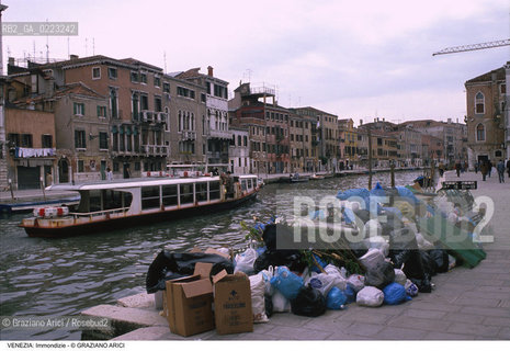 Localizzazione:..VENEZIA / CANNAREGIO..Oggetto:..Soggetto:..IMMONDIZIE IN RIO DI CANNAREGIO..Cronologia: ..Definizione Culturale:..   Autore: ..   Stile: ..   Editori/Stampatori:..   Committenza:..Materia e Tecnica:..Collocazione:..Note:..PROBLEMI INQUINAMENTO DEGRADO URBANO..Riproduzione Fotografica:..Graziano Arici/Rosebud2 .Copyright:..Graziano Arici/Rosebud2 .Data:..1988..Costo:..A..
