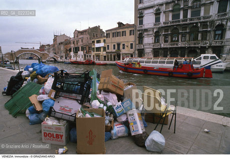Localizzazione:..VENEZIA / CANNAREGIO..Oggetto:..Soggetto:..IMMONDIZIE / PONTE TRE ARCHI..Cronologia: ..Definizione Culturale:..   Autore: ..   Stile: ..   Editori/Stampatori:..   Committenza:..Materia e Tecnica:..Collocazione:..Note:..PROBLEMI DEGRADO URBANO..Riproduzione Fotografica:..Graziano Arici/Rosebud2 .Copyright:..Graziano Arici/Rosebud2 .Data:..1990..Costo:..A