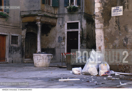 Localizzazione:..VENEZIA / CASTELLO..Oggetto:..Soggetto:..IMMONDIZIE..Cronologia: ..Definizione Culturale:..   Autore: ..   Stile: ..   Editori/Stampatori:..   Committenza:..Materia e Tecnica:..Collocazione:..Note:..PROBLEMI INQUINAMENTO DEGRADO URBANO..Riproduzione Fotografica:..Graziano Arici/Rosebud2 .Copyright:..Graziano Arici/Rosebud2 .Data:..1988..Costo:..A..
