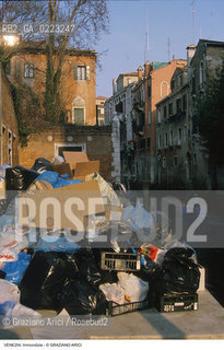 Localizzazione:..VENEZIA..Oggetto:..Soggetto:..IMMONDIZIE..Cronologia: ..Definizione Culturale:..   Autore: ..   Stile: ..   Editori/Stampatori:..   Committenza:..Materia e Tecnica:..Collocazione:..Note:..PROBLEMI INQUINAMENTO DEGRADO URBANO..Riproduzione Fotografica:..Graziano Arici/Rosebud2 .Copyright:..Graziano Arici/Rosebud2 .Data:..1988..Costo:..A..