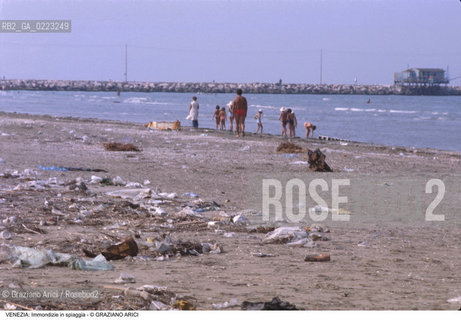 Localizzazione:..VENEZIA / LIDO..Oggetto:..Soggetto:..IMMONDIZIE IN SPIAGGIA S. NICCOLO..Cronologia: ..Definizione Culturale:..   Autore: ..   Stile: ..   Editori/Stampatori:..   Committenza:..Materia e Tecnica:..Collocazione:..Note:..PROBLEMI INQUINAMENTO..Riproduzione Fotografica:..Graziano Arici/Rosebud2 .Copyright:..Graziano Arici/Rosebud2 .Data:..1984..Costo:..A